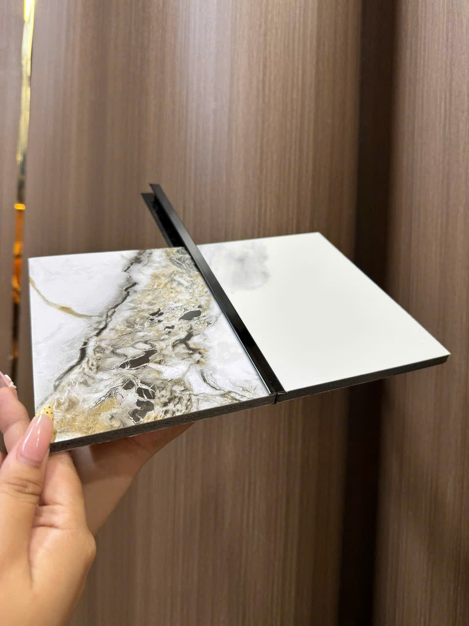 Ảnh thật mẫu nẹp H đen tại vị trí nối hai mẫu tấm