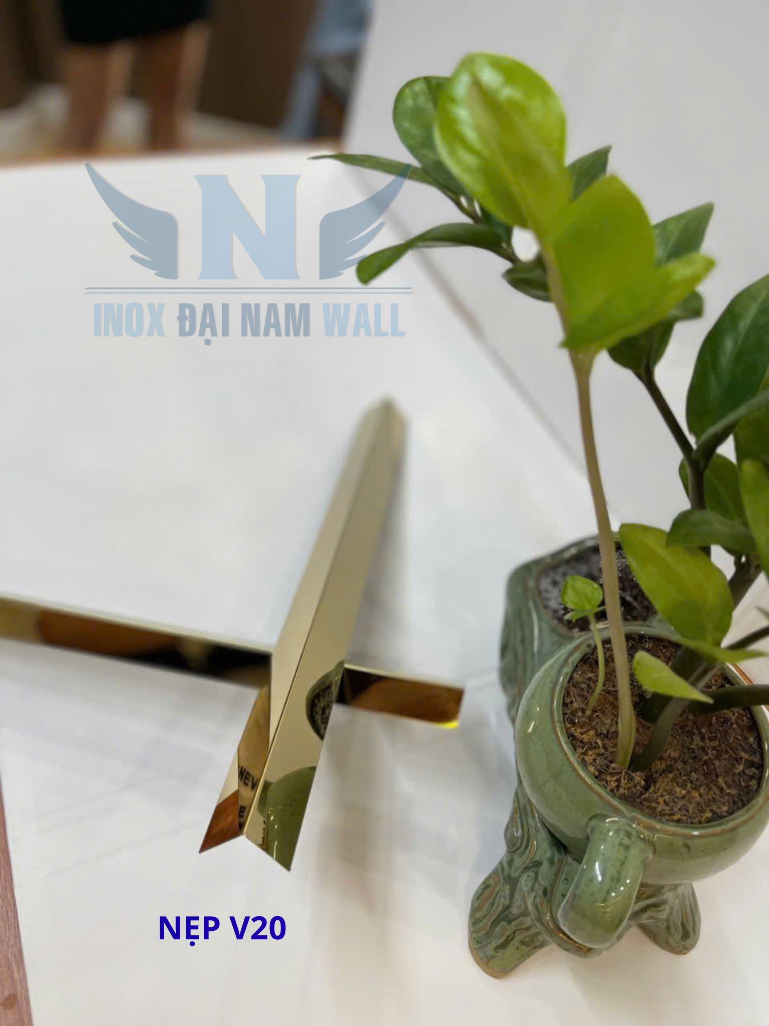 Ảnh thật nẹp V thường V20 màu vàng, có nhãn mã trên ảnh