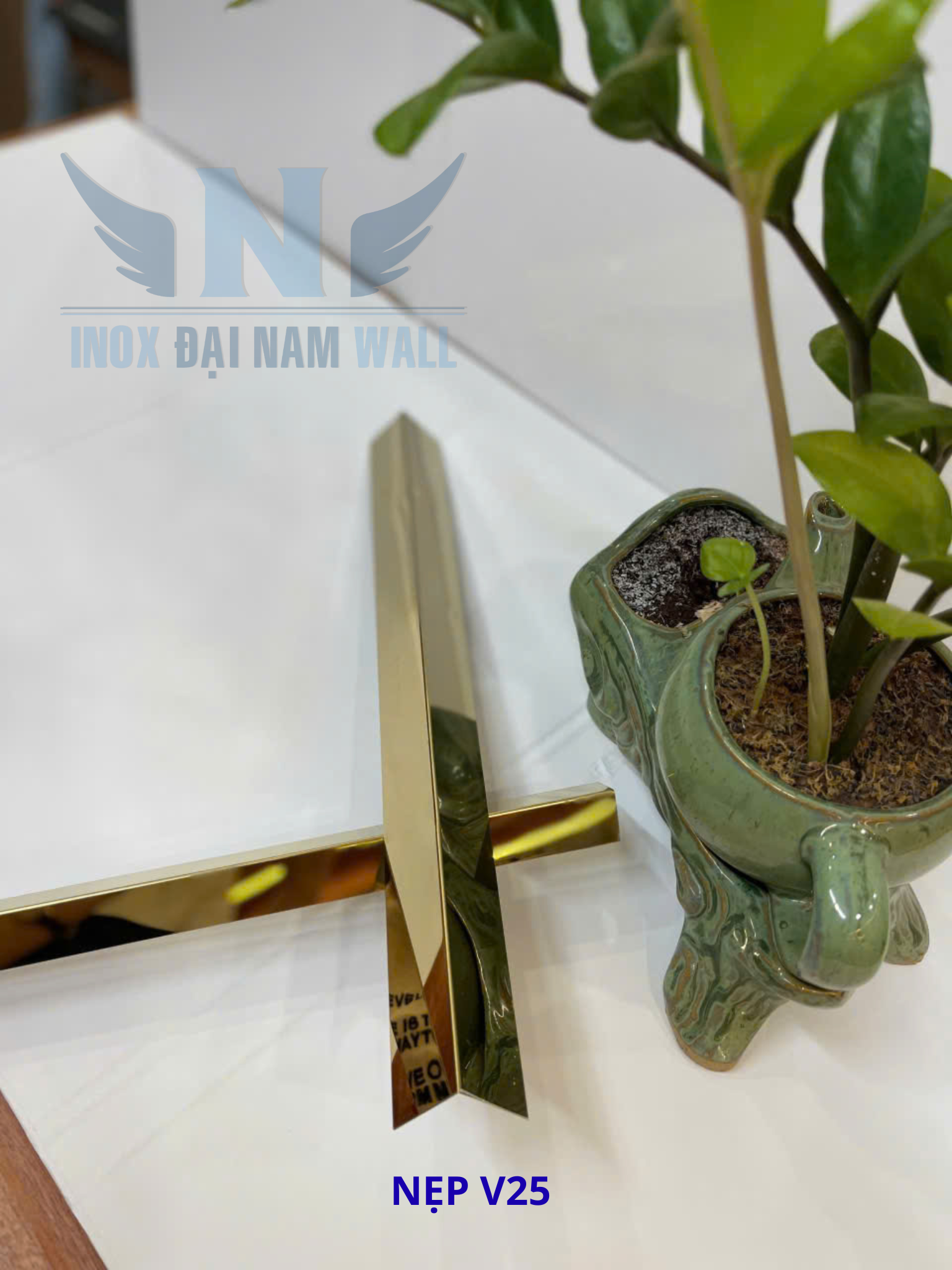 Ảnh thật nẹp V thường V25 màu vàng, có nhãn mã trên ảnh