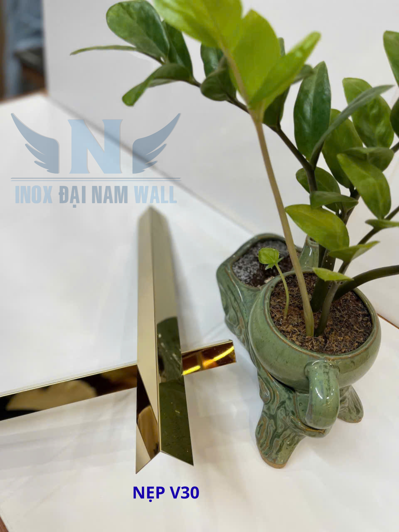 Ảnh thật nẹp V thường V30 màu vàng, có nhãn mã trên ảnh