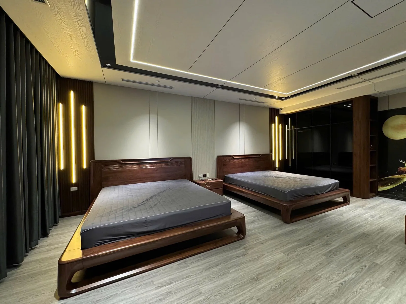 Ảnh công trình do Đại Nam Wall cung cấp: toàn cảnh phòng ngủ với tường ốp và lam trang trí.