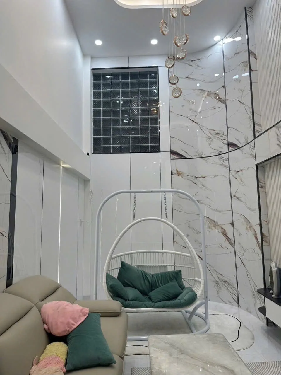 Ảnh công trình do Đại Nam Wall cung cấp: mảng ốp vân đá trong phòng khách.