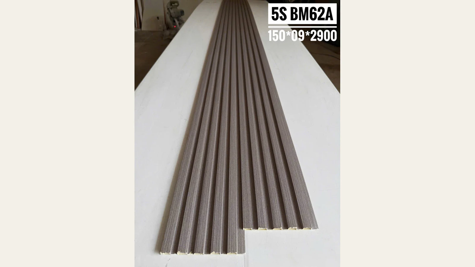 Bề mặt BM62A: Mã bề mặt BM62A; màu và vân cần đối chiếu mẫu thực tế trước khi đặt.