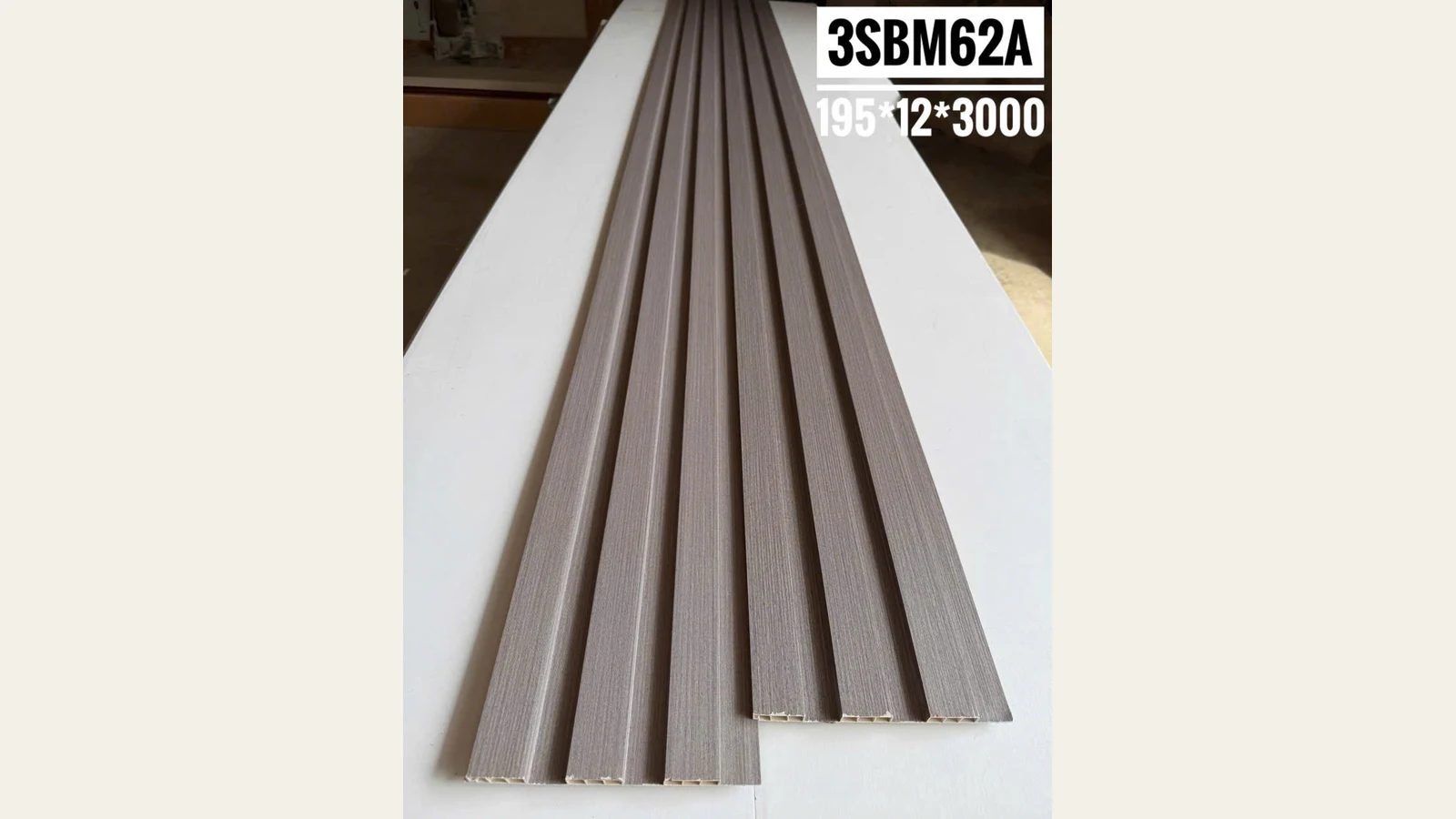 Bề mặt BM62A: Mã bề mặt BM62A; màu và vân cần đối chiếu mẫu thực tế trước khi đặt.