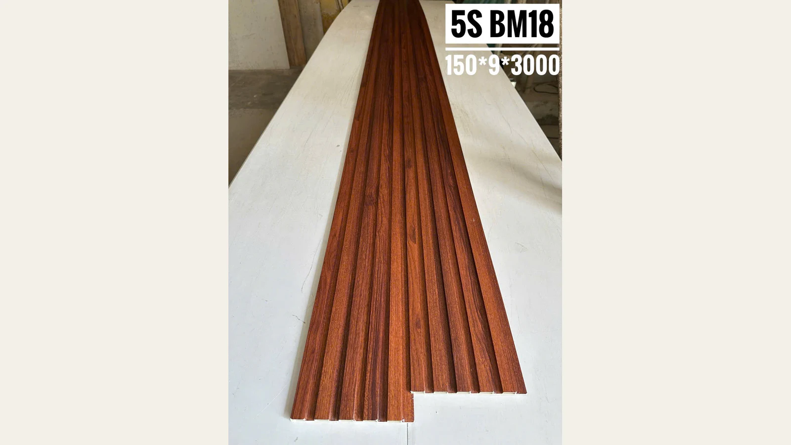 Bề mặt BM18: Mã bề mặt BM18; màu và vân cần đối chiếu mẫu thực tế trước khi đặt.