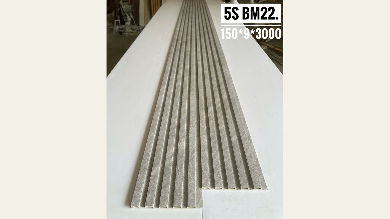 Bề mặt BM22: Mã bề mặt BM22; màu và vân cần đối chiếu mẫu thực tế trước khi đặt.