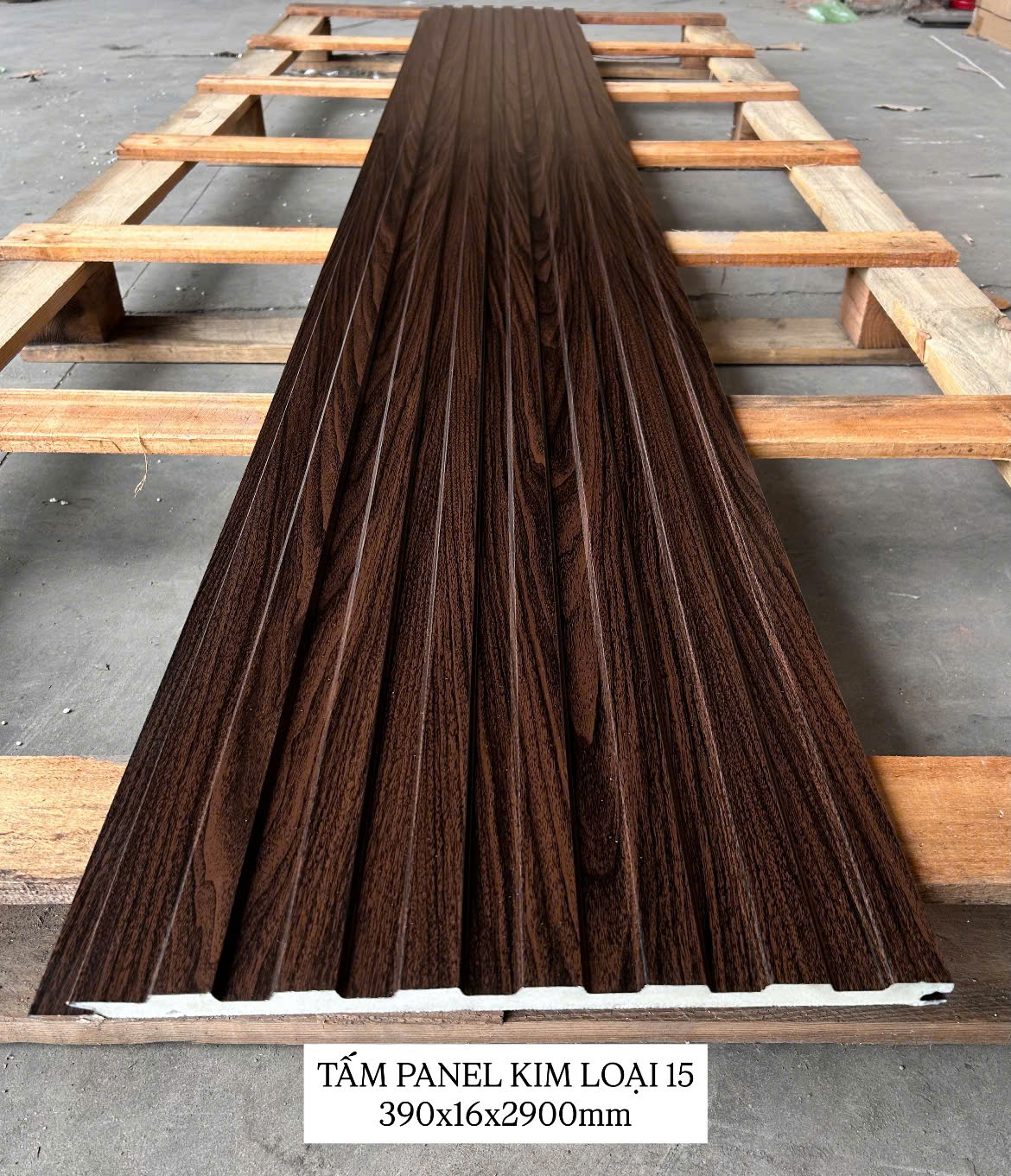 Bề mặt 15: Vân gỗ sọc dọc tông nâu đậm