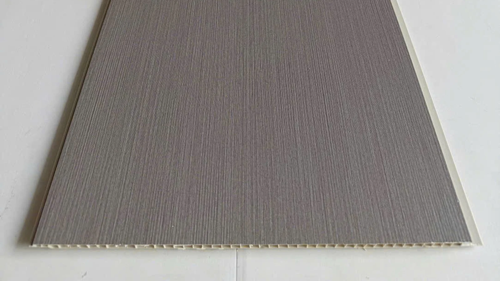 Bề mặt BM62A: Xám nâu đậm · Vân chỉ · dài 3.000 mm