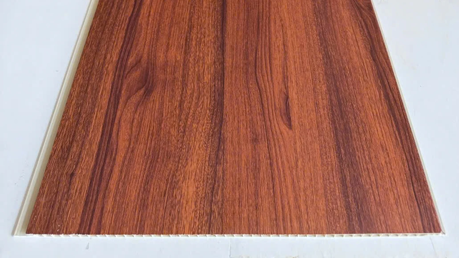 Bề mặt BM18: Nâu đỏ · Vân gỗ · dài 3.000 mm