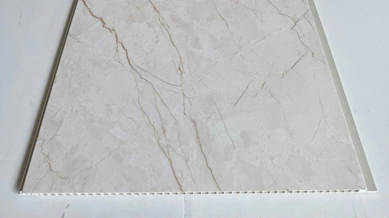 Bề mặt BM03: Trắng kem vân đá · Vân đá · dài 3.000 mm