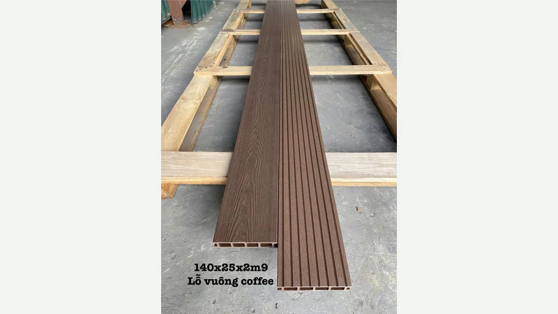 Sàn gỗ nhựa lỗ vuông 140 × 25 × 2.900 mm