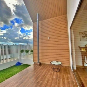 Sự khác nhau giữa nhựa lót sàn ngoài trời và sàn gỗ trong nhà